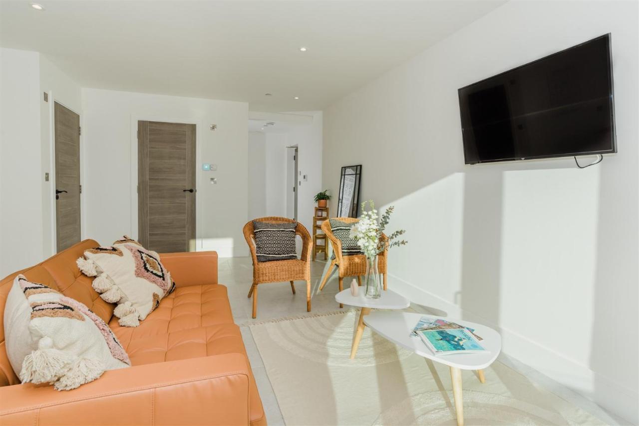 7 Cliff Edge Apartment *